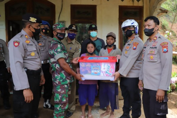 Kapolres Kediri Kota Tinjau Lokasi Banjir dan Tanah Longsor Sekaligus Salurkan Bantuan