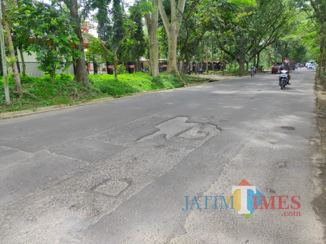 Ruas Jalan Mayjen Sungkono tampak berlubang.