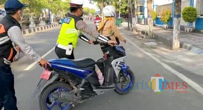 Videonya Viral, Begini Pengakuan Polisi yang Diapresiasi Karena Tolong Warga yang Kendaraannya Mogok