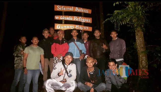 Wisatawan saat datang ke Gunung Mujur malam hari (foto: Hendra Saputra/JatimTIMES) 