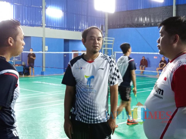 Ketua Umum PBSI Kota Malang, Heri Mursid (tengah) saat diskusi dengan tim pelatih (foto: Hendra Saputra/JatimTIMES)