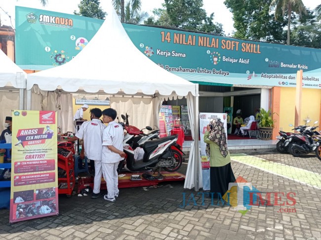 Salah satu booth dari murid SMK NU Sunan Ampel (foto: Hendra Saputra/JatimTIMES) 