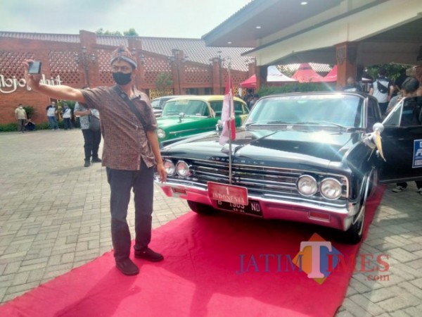 Mobil Dinas Bung Karno Jadi Rebutan Warga untuk Selfie di Rumah Rakyat Mojokerto