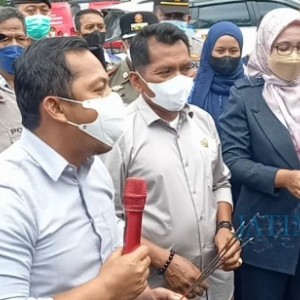 Pimpinan DPRD Lumajang Bergabung dengan Pendemo Tuntut Kasus Penendangan Sesajen di Gunung Semeru