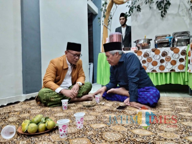 Ketua PWNU Jatim Kiai Marzuki Mustamar bersama Rektor UNISMA Prof. Masykuri.(Foto: Riski Wijaya/MalangTIMES).