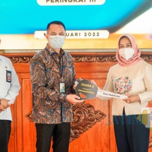 Wali Kota Mojokerto Terima Penghargaan Paritrana Award dari BPJS Ketenagakerjaan Jatim