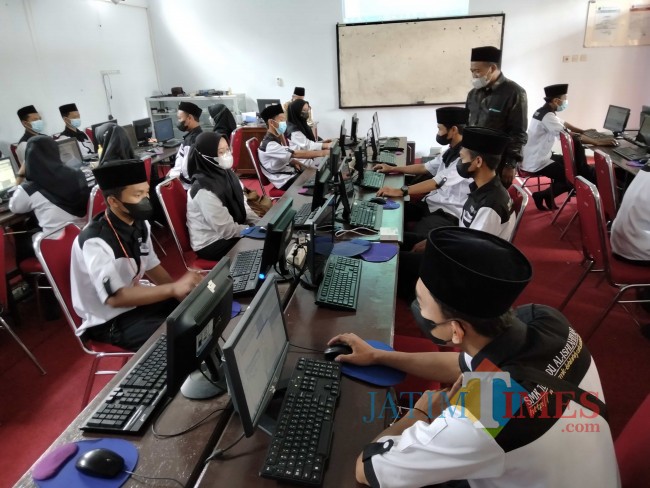 Proses pembelajaran siswa jurusan TKJ SMK Terpadu Al-Islahiyah.(Foto: Riski Wijaya/MalangTIMES).