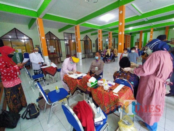 Satu Siswa Positif Covid, MIN 1 Kota Malang Lakukan Swab Teman Satu Kelas dan Guru