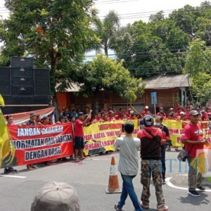 Mapolresta Banyuwangi Digeruduk Ratusan Sopir Truck, Ini Permintaannya