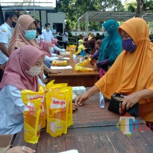 Warga Serbu Pasar Murah Borong Minyak Goreng