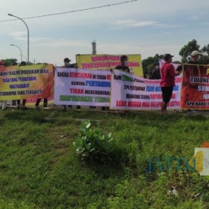 Demo di Kilang Minyak Tuban, Massa Tuntut Kejelasan Lowongan Pekerjaan