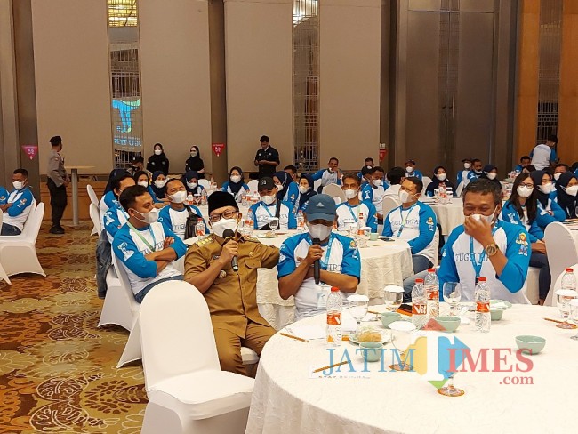 Wali Kota Malang Sutiaji saat berinteraksi dengan salah satu staf Perumda Air Minum Tugu Tirta Kota Malang.