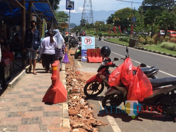 Solusi belum Diputuskan Pemkot Batu, Jalan di Depan Relokasi Pasar Tiba-Tiba Diberi Urukan