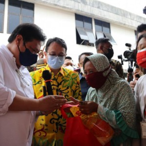 Airlangga Hartarto Operasi Pasar di Salatiga, Diserbu Emak-Emak Minta Foto