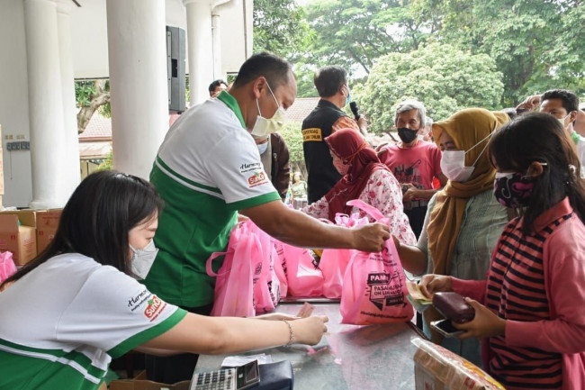 Selain melihat langsung jalannya operasi minyak goreng, Gubernur Jawa Timur juga membagikan paket sembako kepada masyarakat. Foto: (Dok Pemkot Kediri)