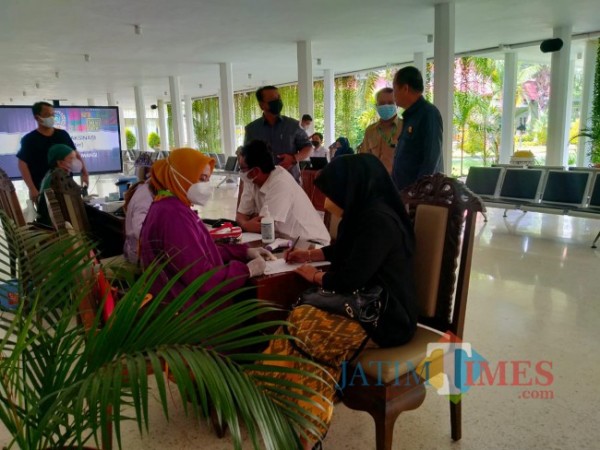 Beri Teladan, Pimpinan dan Anggota DPRD Banyuwangi Ikuti Vaksinasi Booster