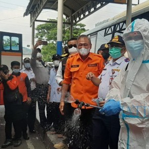 Cegah Penyebaran Omicron, BPBD Jatim  dan Relawan Lakukan Sterilisasi Terminal Purabaya