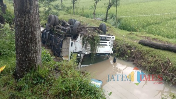 Bermaksud Parkir, Truk Pasir di Tulungagung Malah Terguling ke Sungai