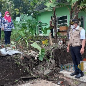 Pemkot Malang Pastikan Kondisi Tembok Kantor Camat Blimbing yang Ambrol Timpa Warga Telah Termakan Usia