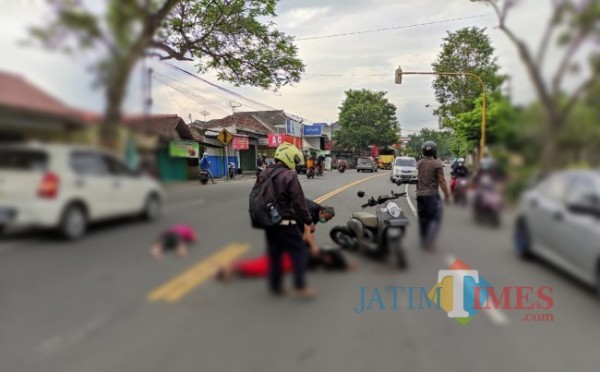 Nyeberang Tak Toleh Belakang, Emak-Emak Alami Lakalantas di Depan TMP Rejoagung