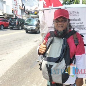 Mbah Sumar, Keliling Indonesia Jalan Kaki Tanpa Sandal Melintas di Tulungagung