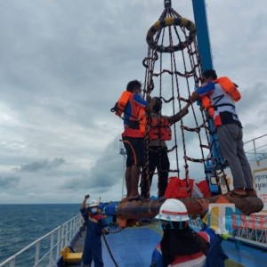 Terombang-ambing di Tengah Laut, Dua Nelayan Diselamatkan Kapal MT Galunggung Milik Pertamina