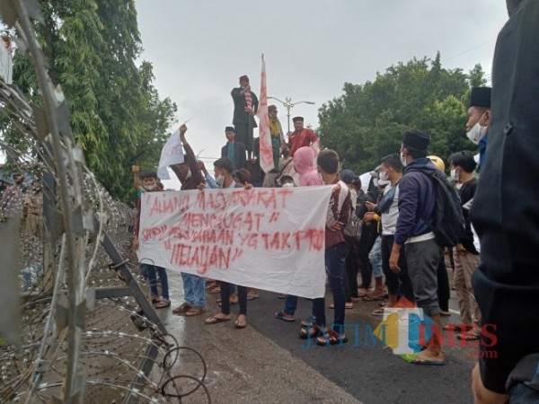 Dianggap Merugikan Nelayan, Warga Gili Raja Minta Perusahaan Gas HCML Dibubarkan