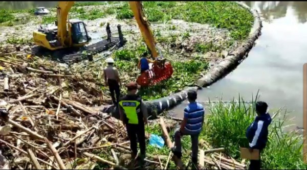 Astaghfirullah, Jasad Bayi Usia 1 Hari Ditemukan di Tengah Eceng Gondok Bendungan Sengguruh