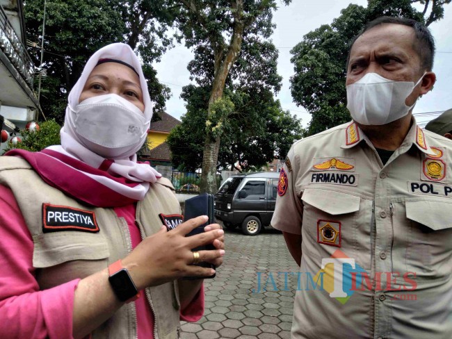 Camat Gondanglegi Prestiya Yunika bersama Plt Kasatpol PP Kabupaten Malang Firmando H. Matondang usai penertiban anjal.(Foto: Riski Wijaya/MalangTIMES).