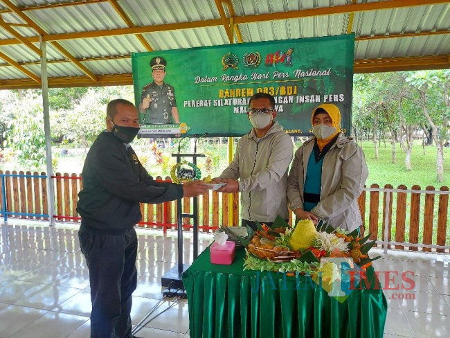 Memotong tumpeng.