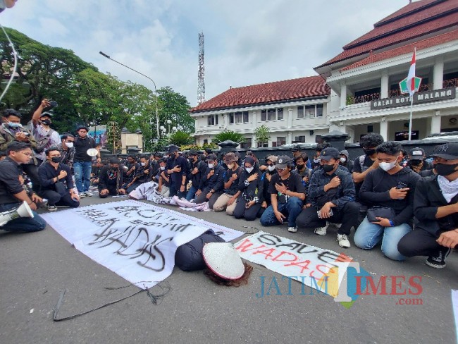 Aksi mengheningkan cipta.