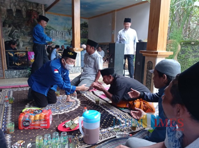 Ghufron Marzuki saat menyapa beberapa masyarakat Kecamatan Pagak (foto: Hendra Saputra/JatimTIMES)