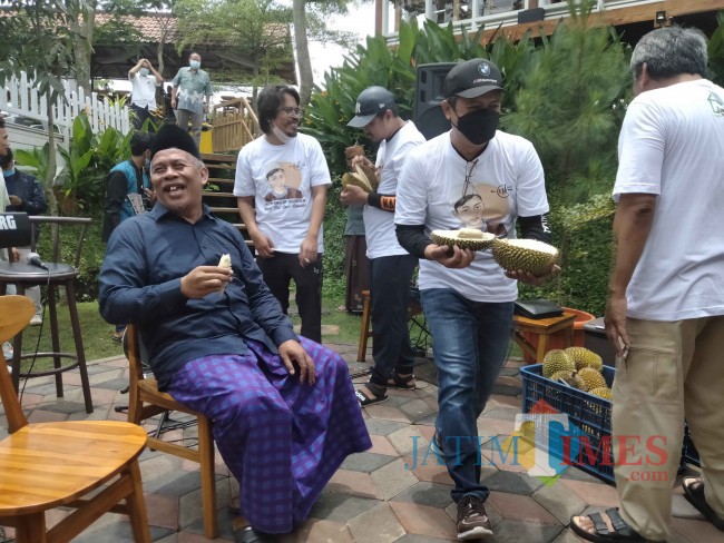 Ketua PWNU Jatim KH. Marzuki Mustamar saat turut mencicipi Durian NK Cafe.(Foto: Istimewa).