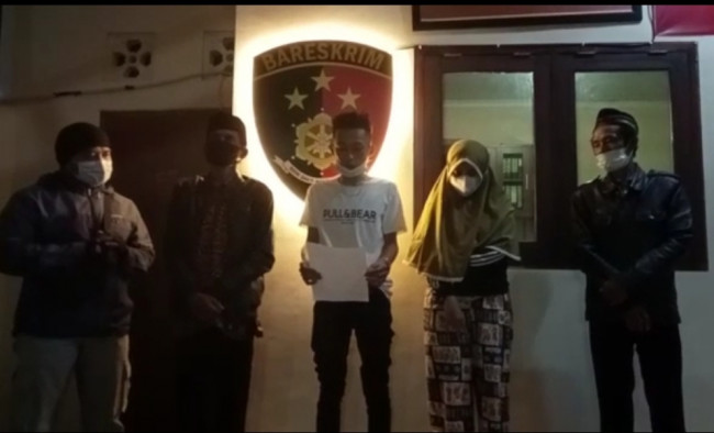 Momen penyampaian perdamaian antara kedua belah pihak dan keluarga di Mapolsek Karangploso (foto: tangkapan layar video)