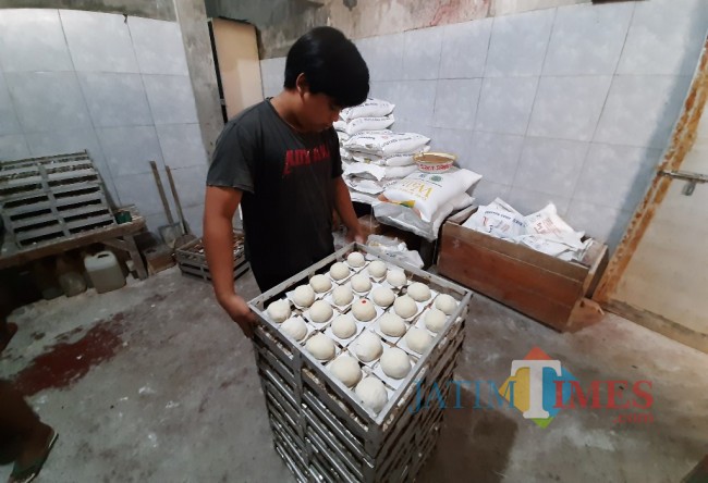 Proses pembuatan bakpao Kim Yen. 