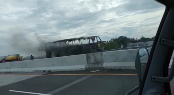 bus pariwisata terbakar