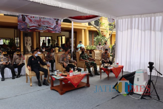 Kapolres Malang AKBP Ferli Hidayat (duduk paling kanan) bersama Irwasda Polda Jatim saat video conference (foto: Hendra Saputra/JatimTIMES)