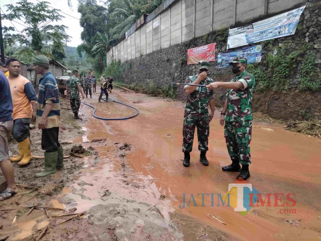 Dandim 0818 Kabupaten Malang-Kota Batu Letkol Inf Taufik Hidayat saat proses pembersihan sisa material lumpur banjir luapan.(Foto: Riski Wijaya/MalangTIMES).