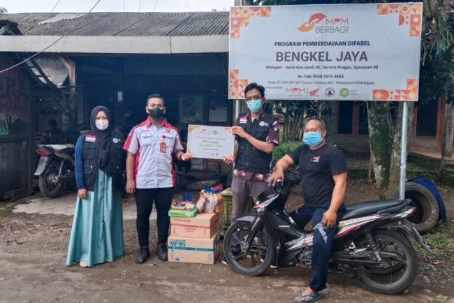 Sinergi Bagi Negeri, MPM Honda Jatim memberikan bantuan pembinaan dan bantuan untuk Difabel Pemilik Bengkel Motor. (Foto: Dok. MPM Honda Jatim)