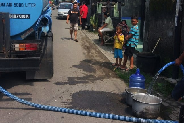 Satu tangki ukuran 5.000 liter air bersih dikirim untuk warga di Lingkungan Wonosari, Kelurahan Bujel. (Foto: Dok. Istimewa)
