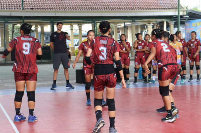 Team Bola Voli Kabupaten Kediri putra dan putri ketika berlatih. (Foto: Dok. Istimewa)