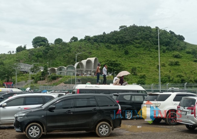 Beberapa orang yang nonton dari atas mobil (foto: Hendra Saputra/JatimTIMES)