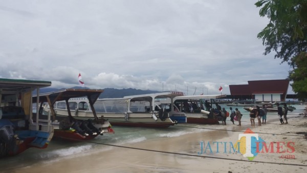 Suasana-kedatangan-dan-keberangkatan-turis-di-Pelabuhan-Gili-Trawanganaa6741545e8f7cbc.jpg