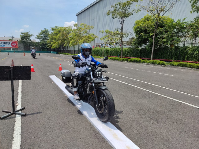 Tips #Cari_Aman berkendara dengan motor gede yang diberikan oleh Instruktur Safety Riding MPM Honda Jatim, Fendrik Alam. (Foto: Dok. Istimewa)