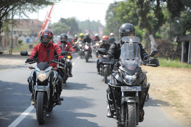 Tips #Cari_Aman berkendara dengan motor gede yang diberikan oleh Instruktur Safety Riding MPM Honda Jatim, Fendrik Alam.  (Foto: Dok. Istimewa)