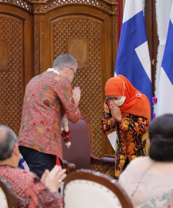 Gubernur-Khofifah-dan-Dubes-Finlandia1298179c78b7dc1906.jpg