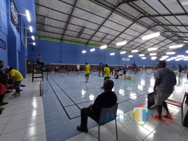 Suasana Kejurkot Bulutangkis 2022 di GOR Djagung (foto: Hendra Saputra/JatimTIMES)