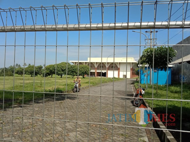 Tampak petugas.