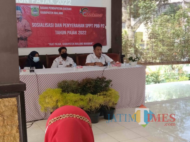 Kepala Bapenda Kabupaten Malang Made Arya Wedantara saat menyampaikan arahannya.(Foto: Riski Wijaya/MalangTIMES).