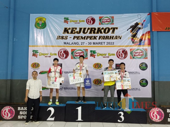 Para jawara atlet muda dari klub PB Platinum saat berfoto di podium (foto: Hendra Saputra/JatimTIMES)